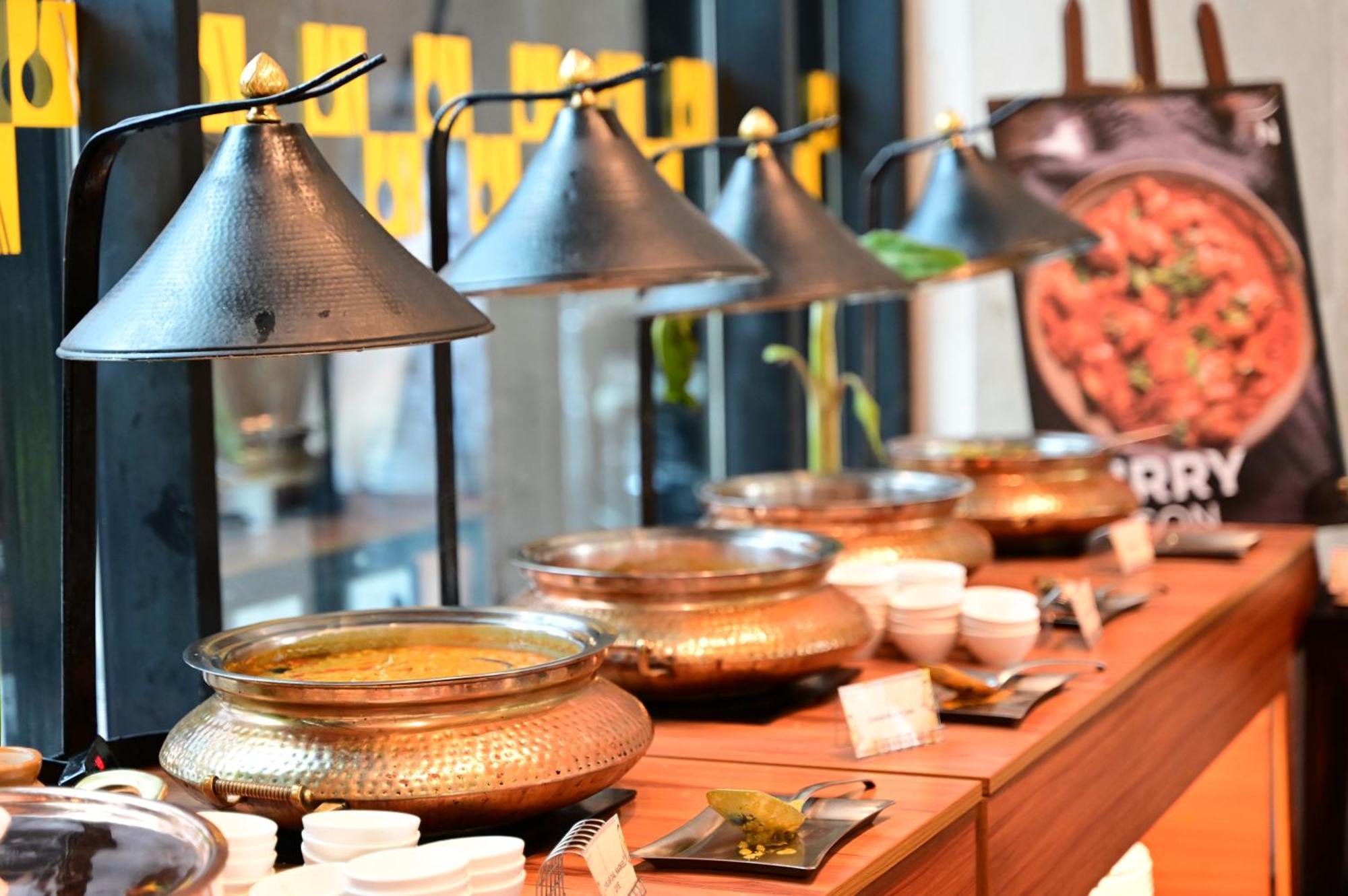 Novotel Kolkata Hotel&Residences Exteriér fotografie A chafing dish