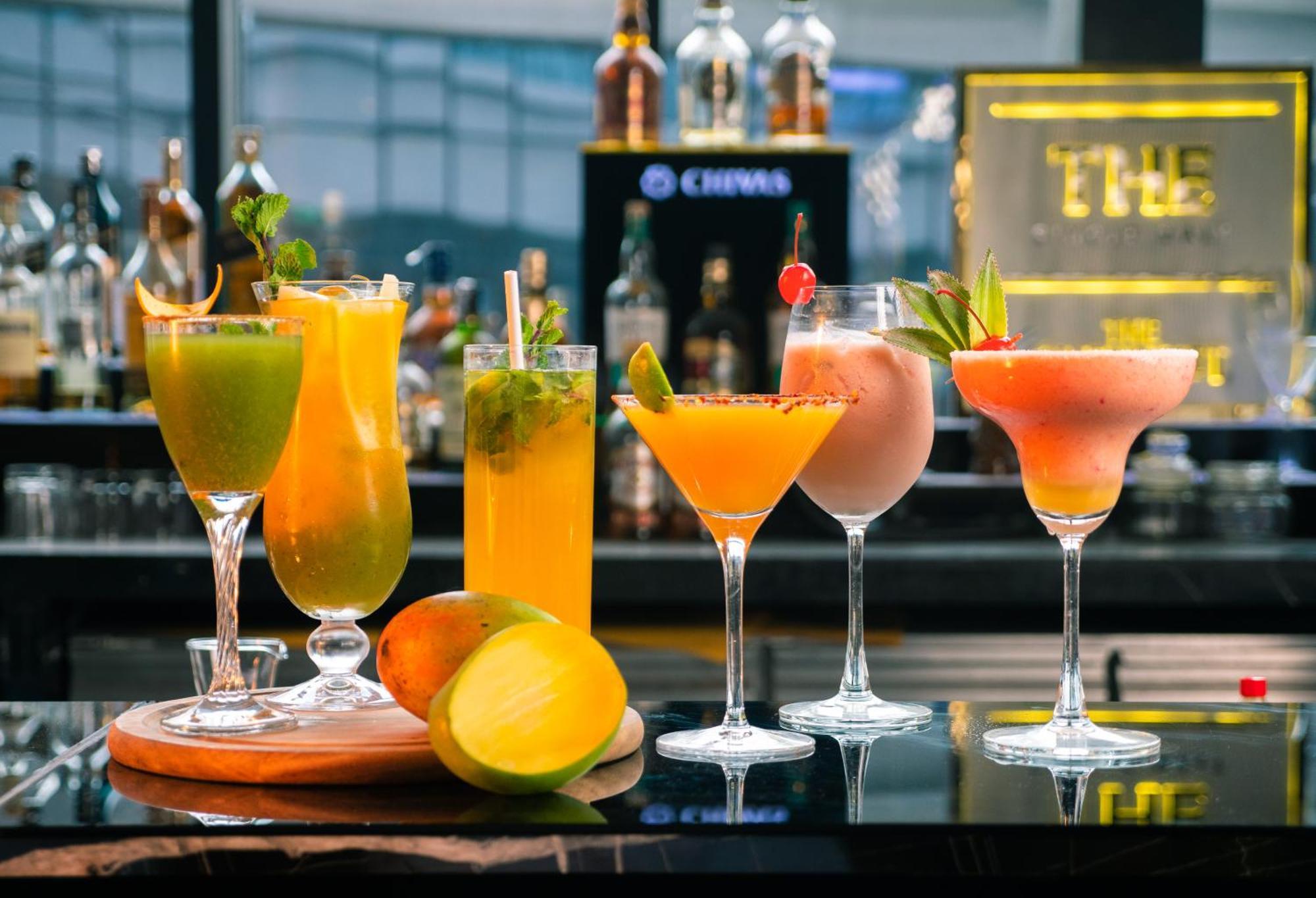 Novotel Kolkata Hotel&Residences Exteriér fotografie Cocktails at the bar