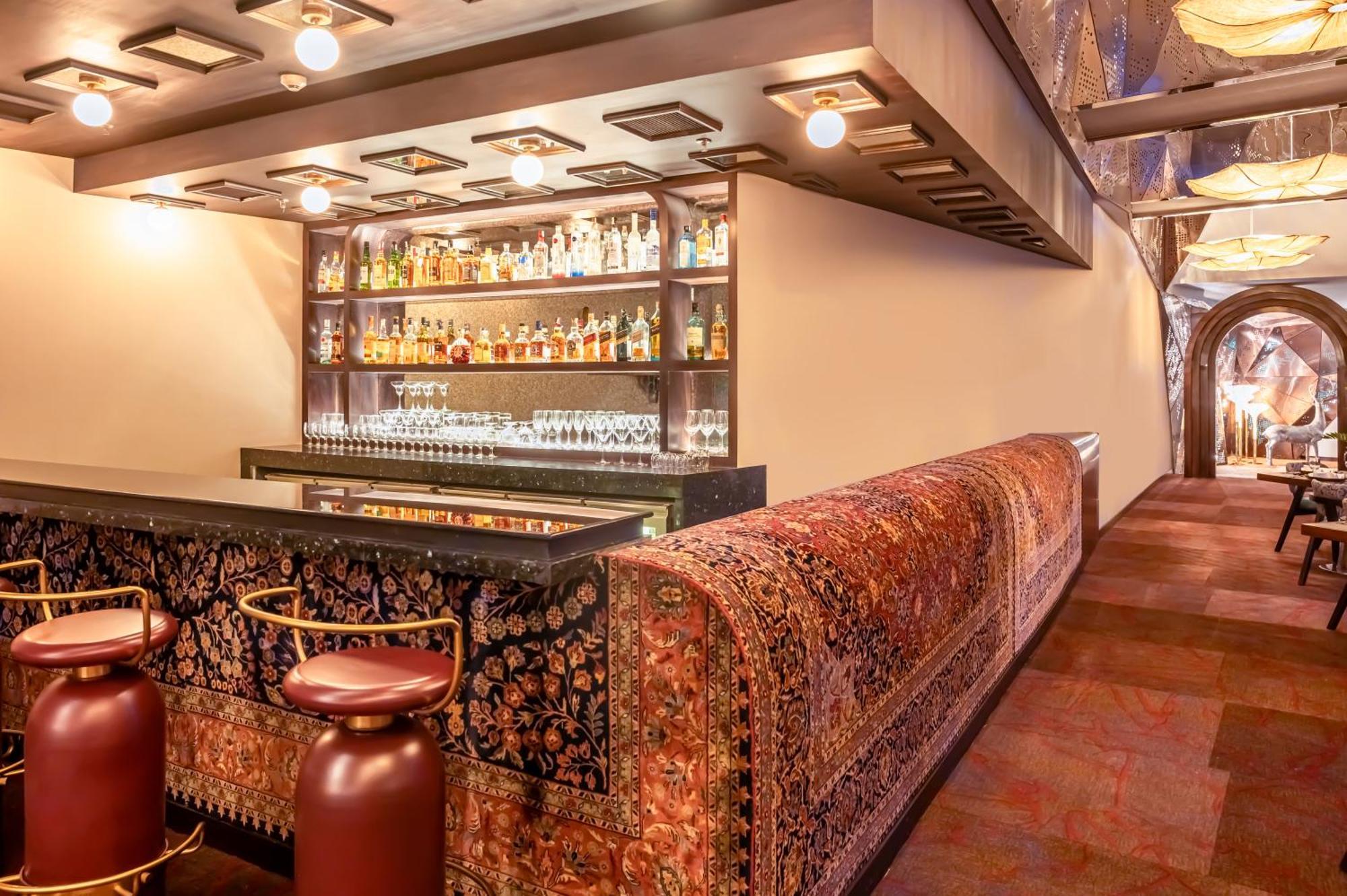 Novotel Kolkata Hotel&Residences Exteriér fotografie The bar at the 1905