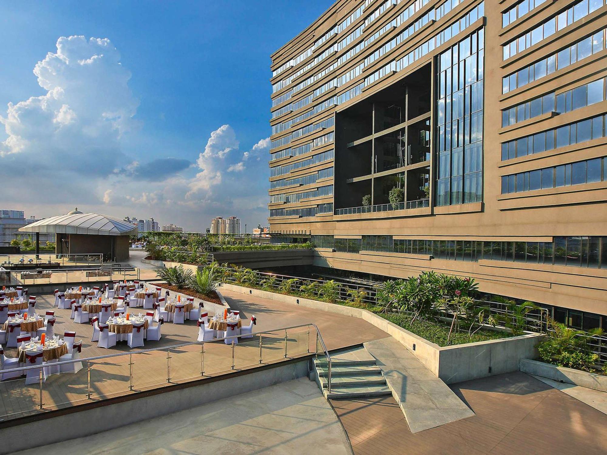 Novotel Kolkata Hotel&Residences Exteriér fotografie The Ritz-Carlton, DIFC, Dubai
