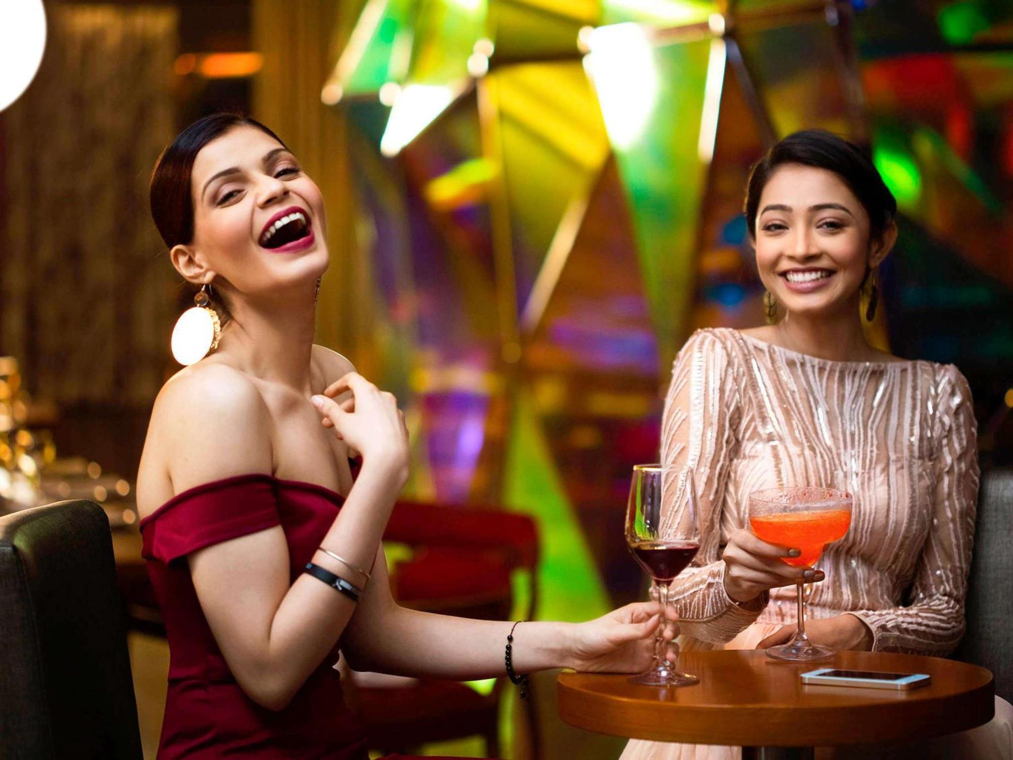 Novotel Kolkata Hotel&Residences Exteriér fotografie Two women socializing