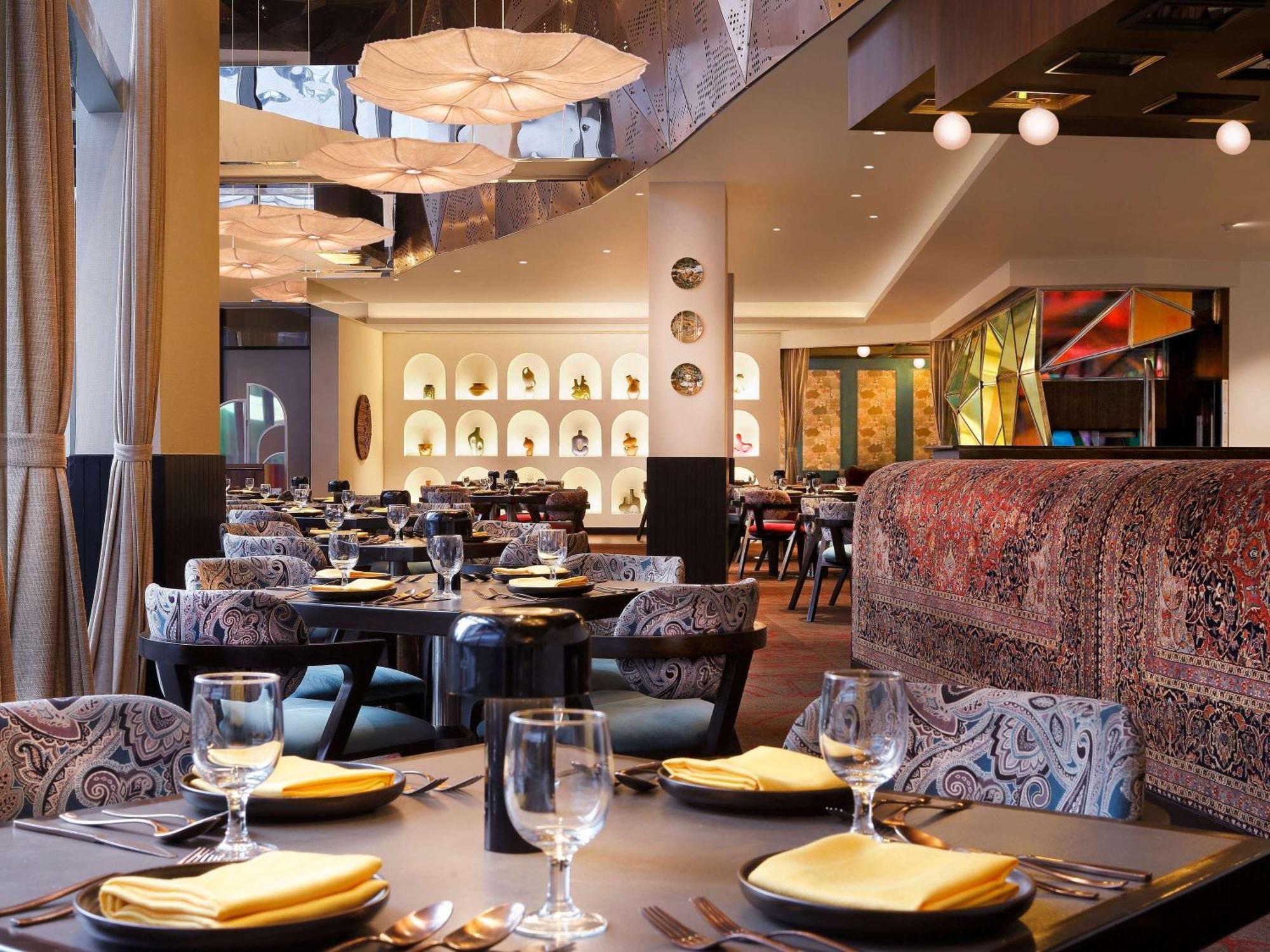 Novotel Kolkata Hotel&Residences Exteriér fotografie The interior of the restaurant