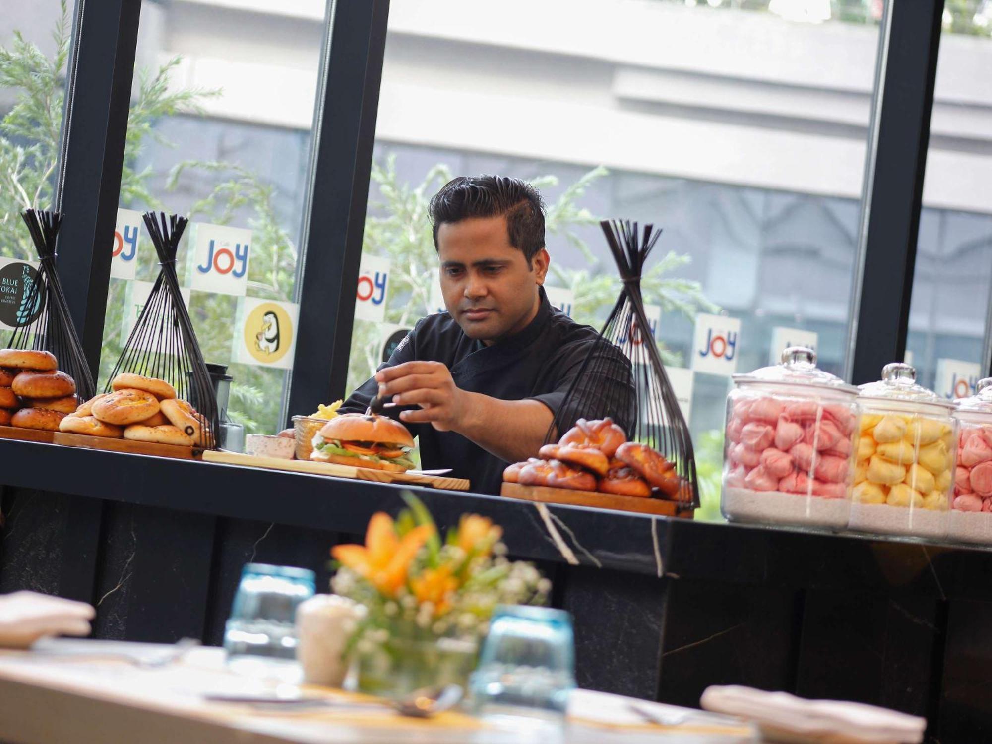 Novotel Kolkata Hotel&Residences Exteriér fotografie A chef preparing food at a buffet