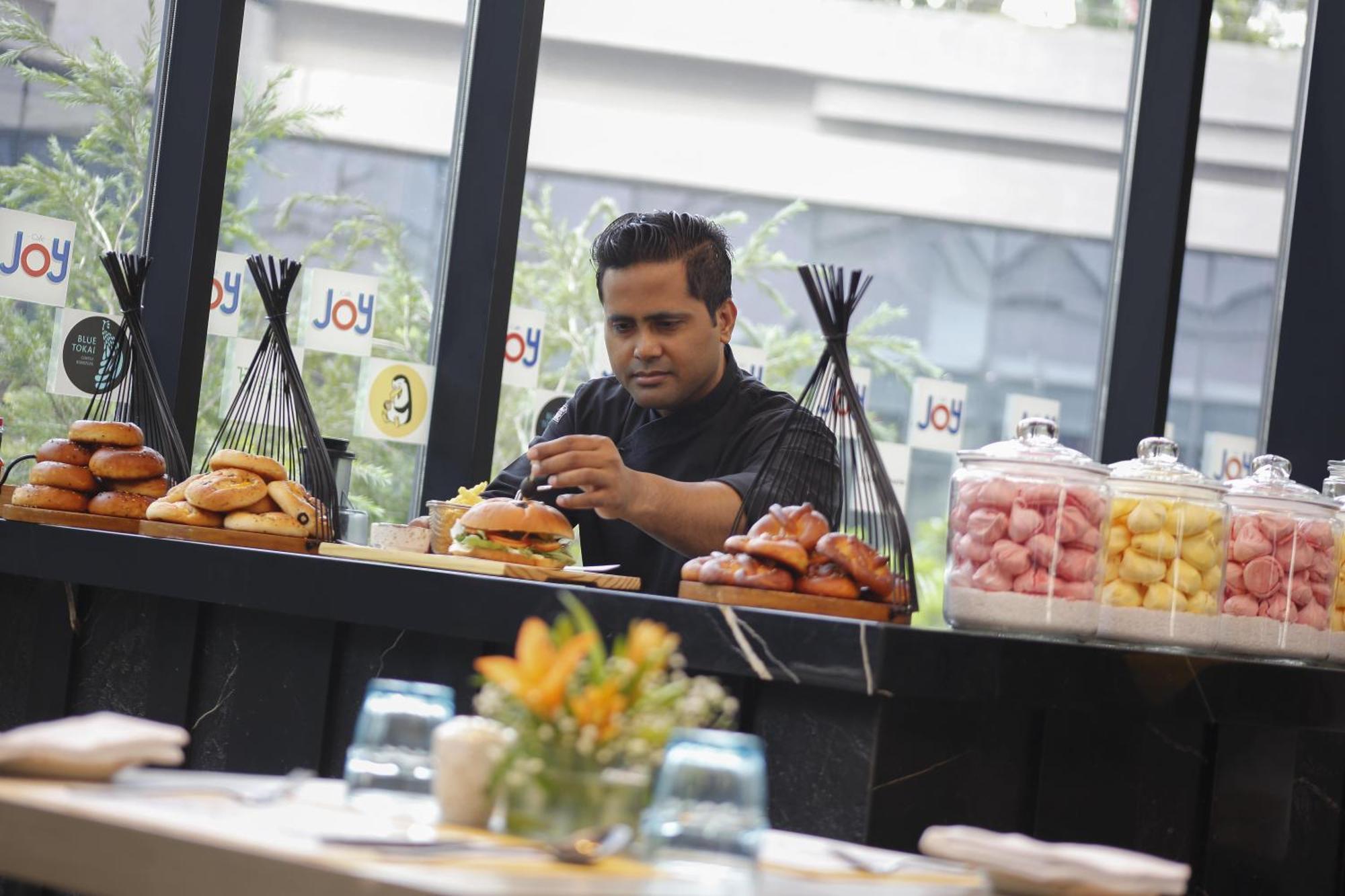 Novotel Kolkata Hotel&Residences Exteriér fotografie A chef at work