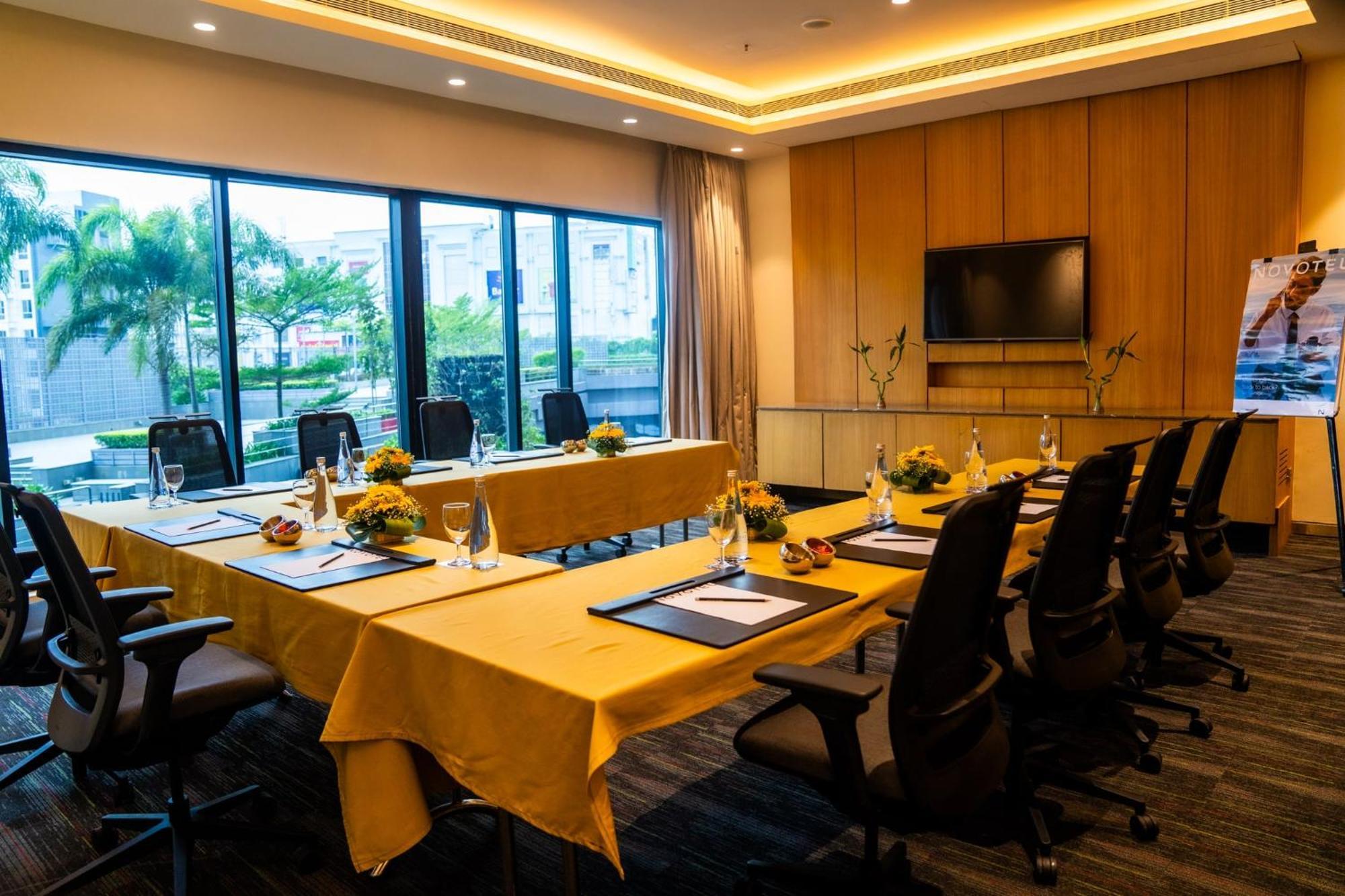 Novotel Kolkata Hotel&Residences Exteriér fotografie Meeting room at the hotel
