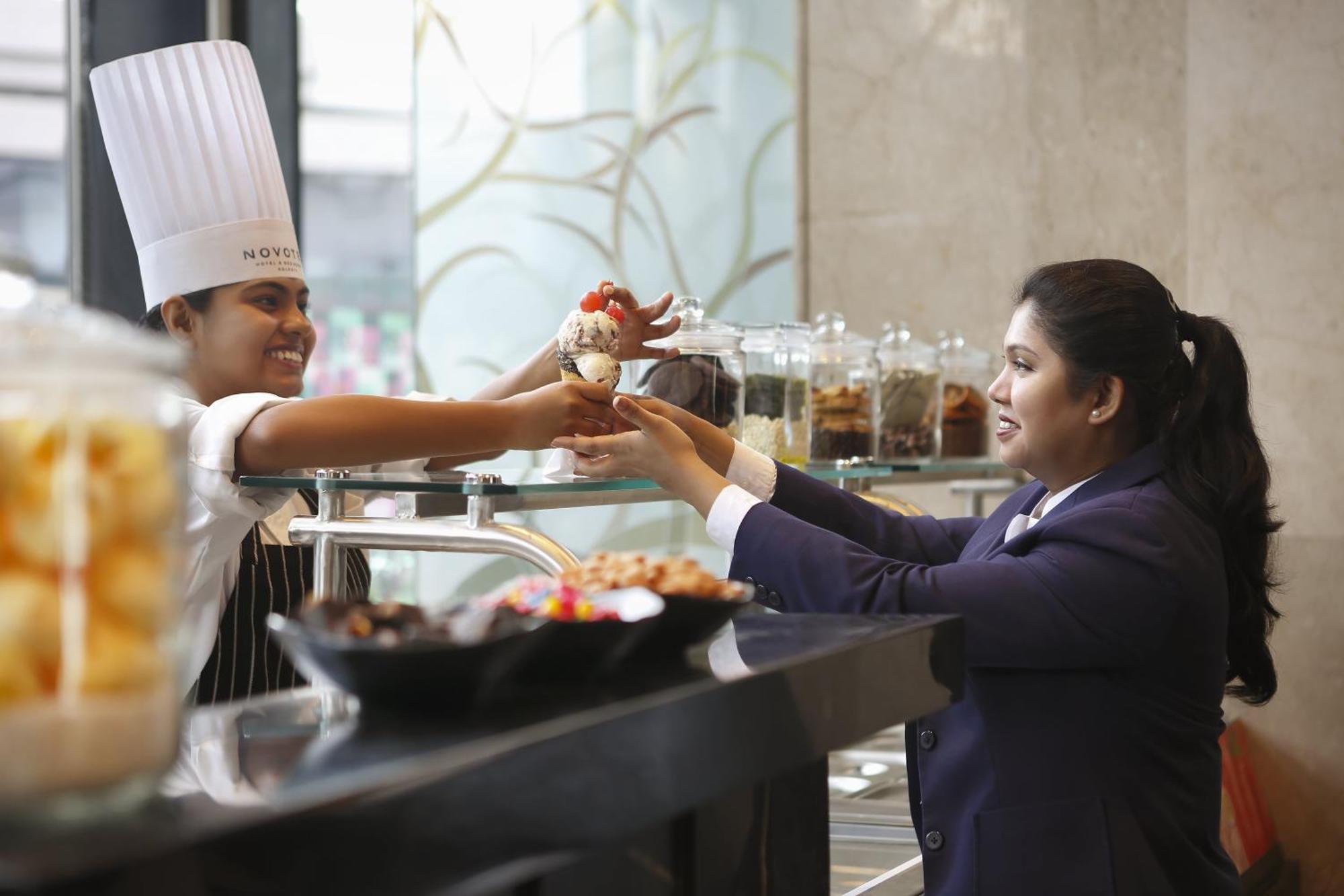 Novotel Kolkata Hotel&Residences Exteriér fotografie A chef serving food to a guest